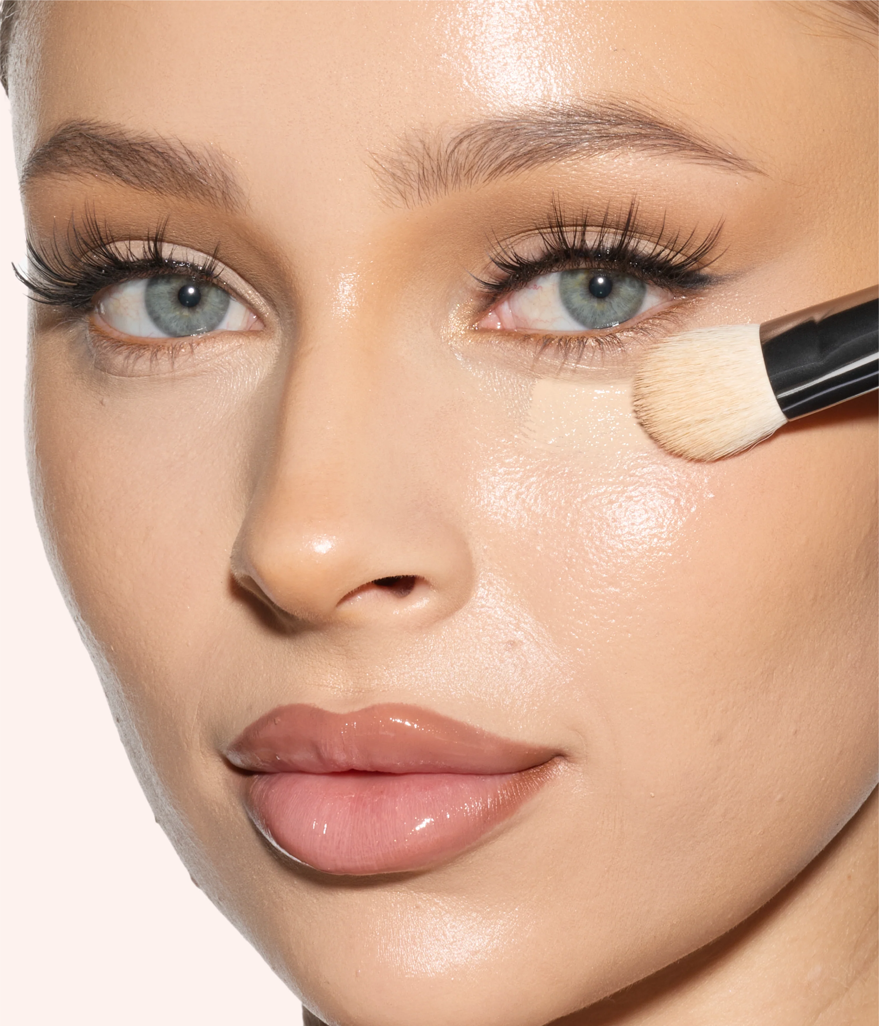 huda-beauty-undereye-buff-brush image 2