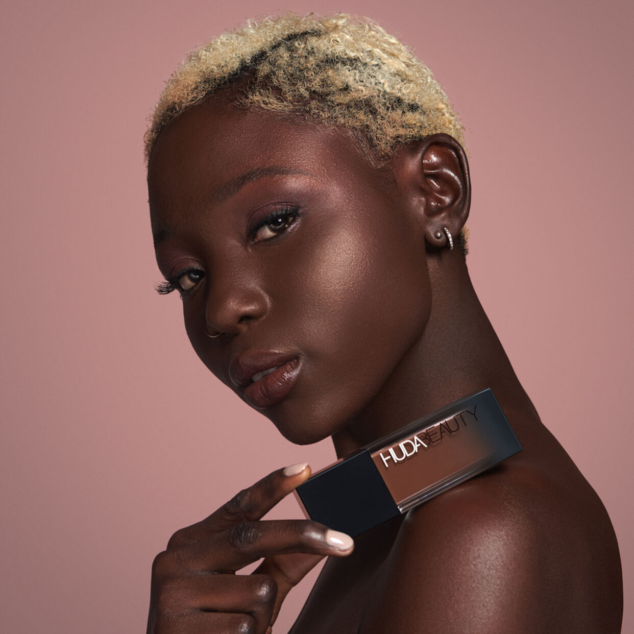 huda-beauty-fauxfilter-luminous-matte-foundation image 3