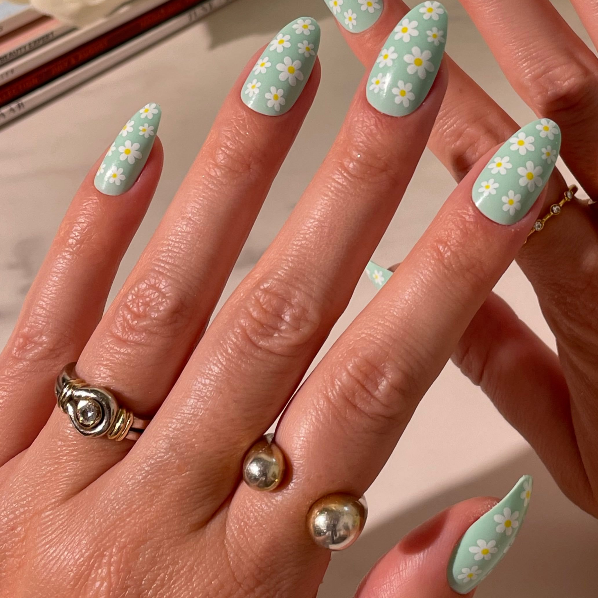 paintlab-daisy-almond-press-on-nails-classic-timeless-white-daisy-design-reusabl image 5