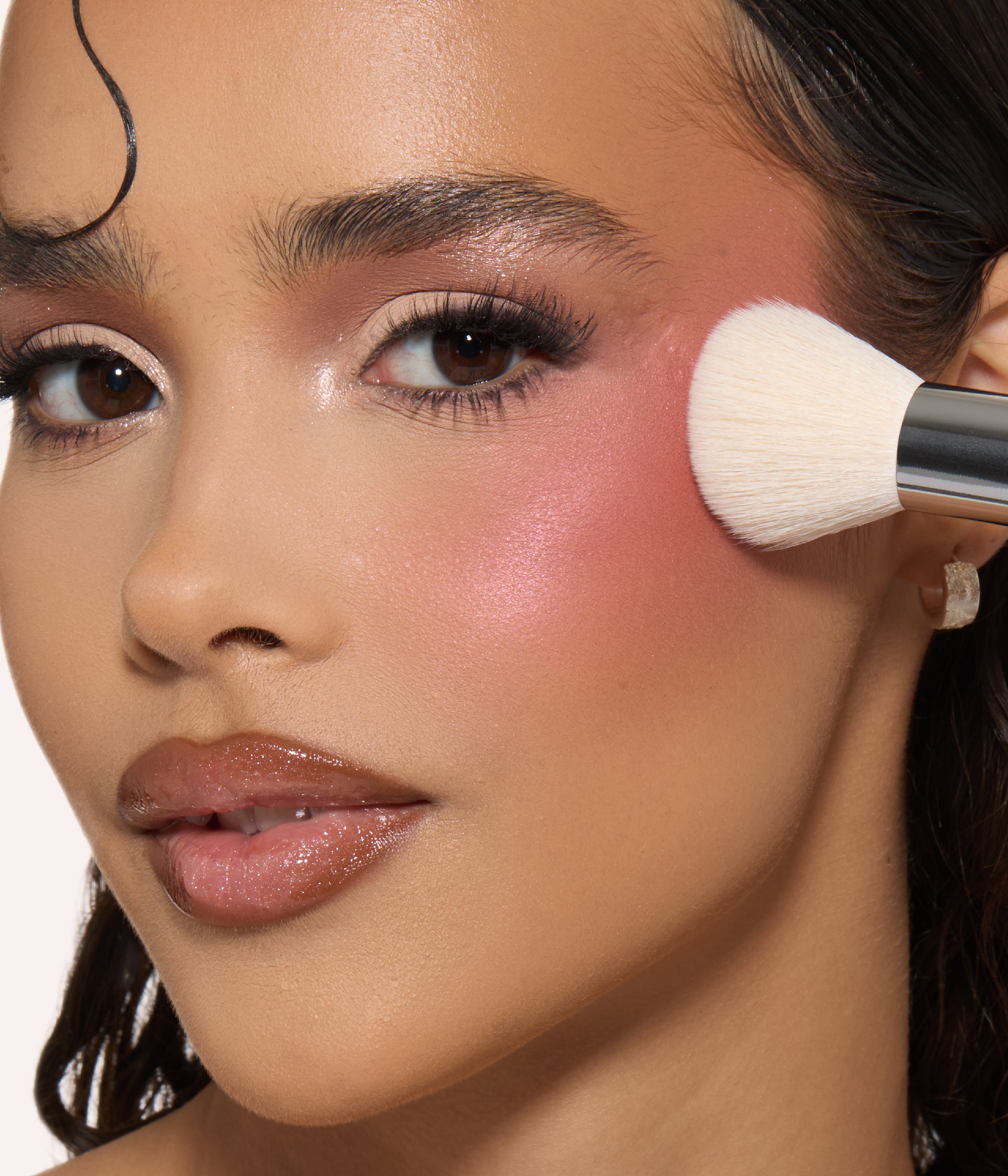 huda-beauty-diffusing-cheek-brush image 2