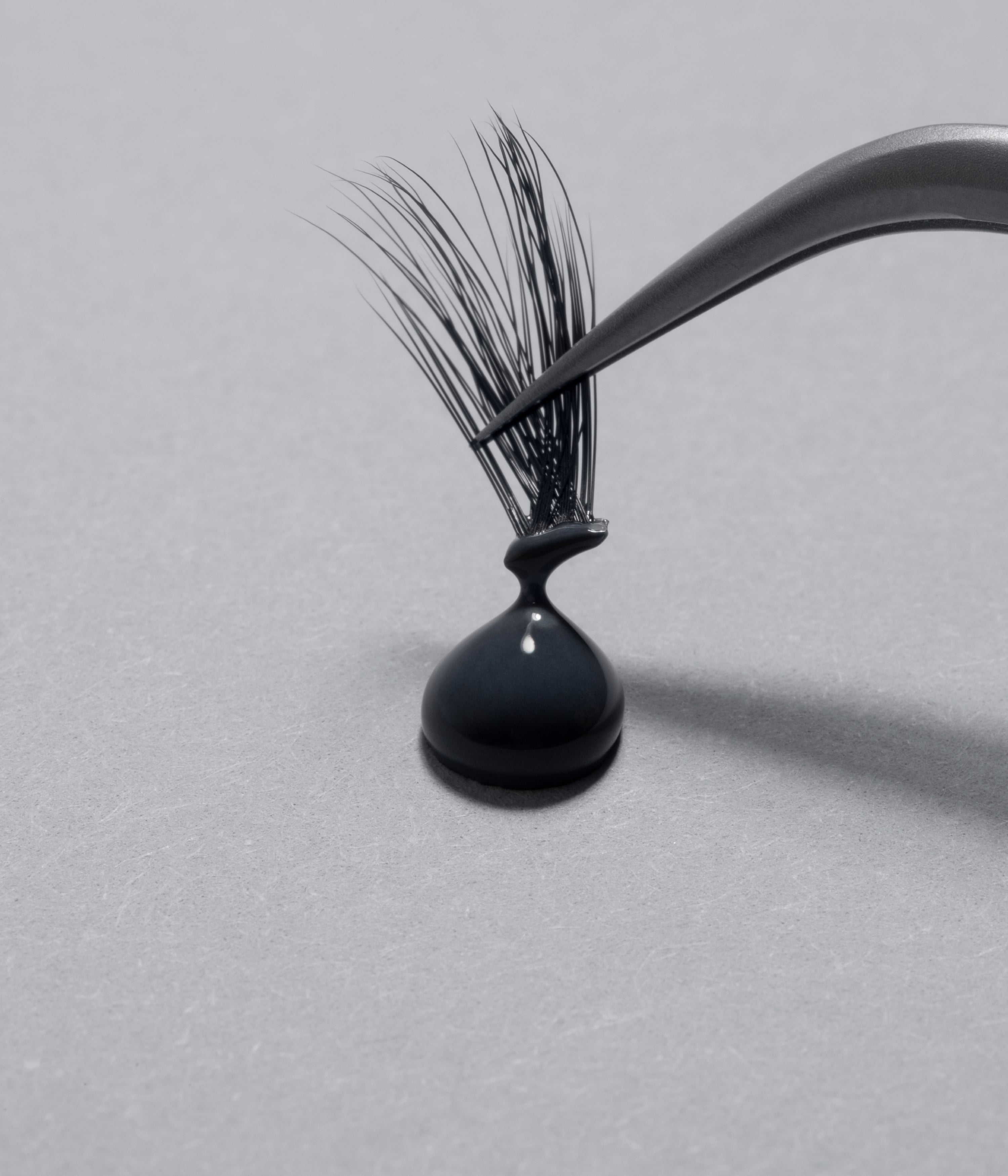 huda-beauty-waterproof-lash-glue image 4
