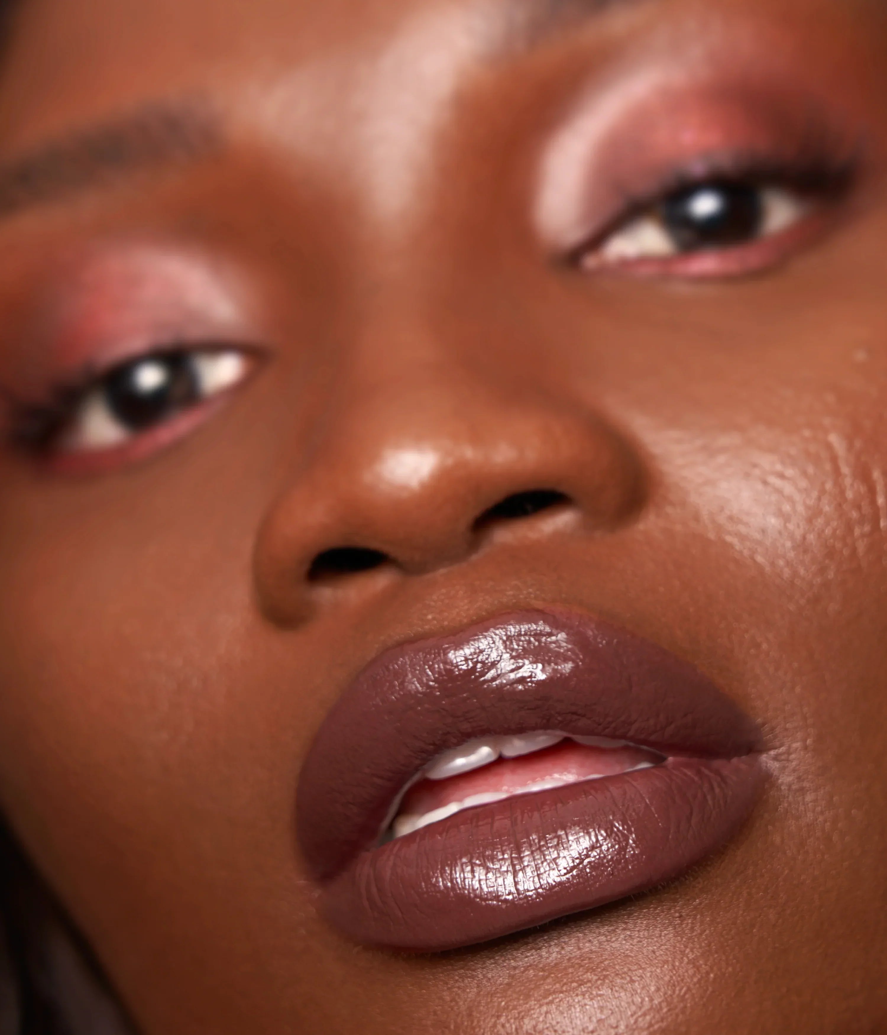huda-beauty-power-bullet-cream-glow-hydrating-lipstick image 2