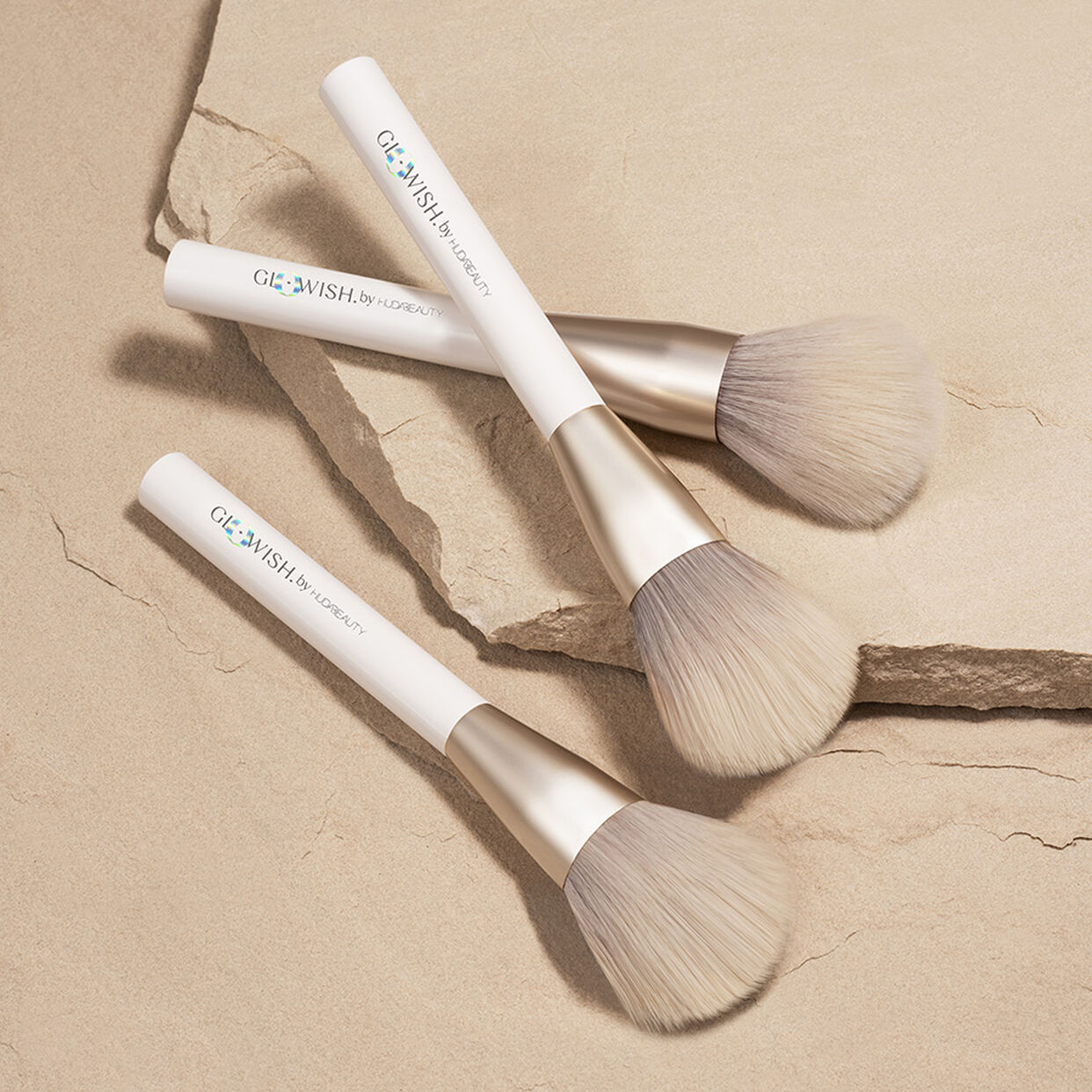 huda-beauty-glowish-all-over-face-powder-brush image 2