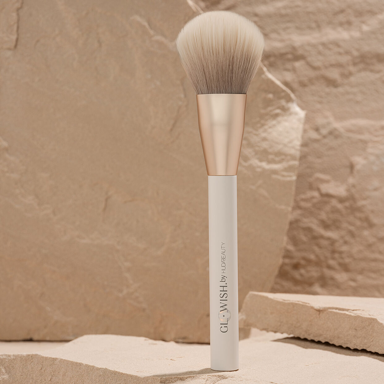 huda-beauty-glowish-all-over-face-powder-brush image 4