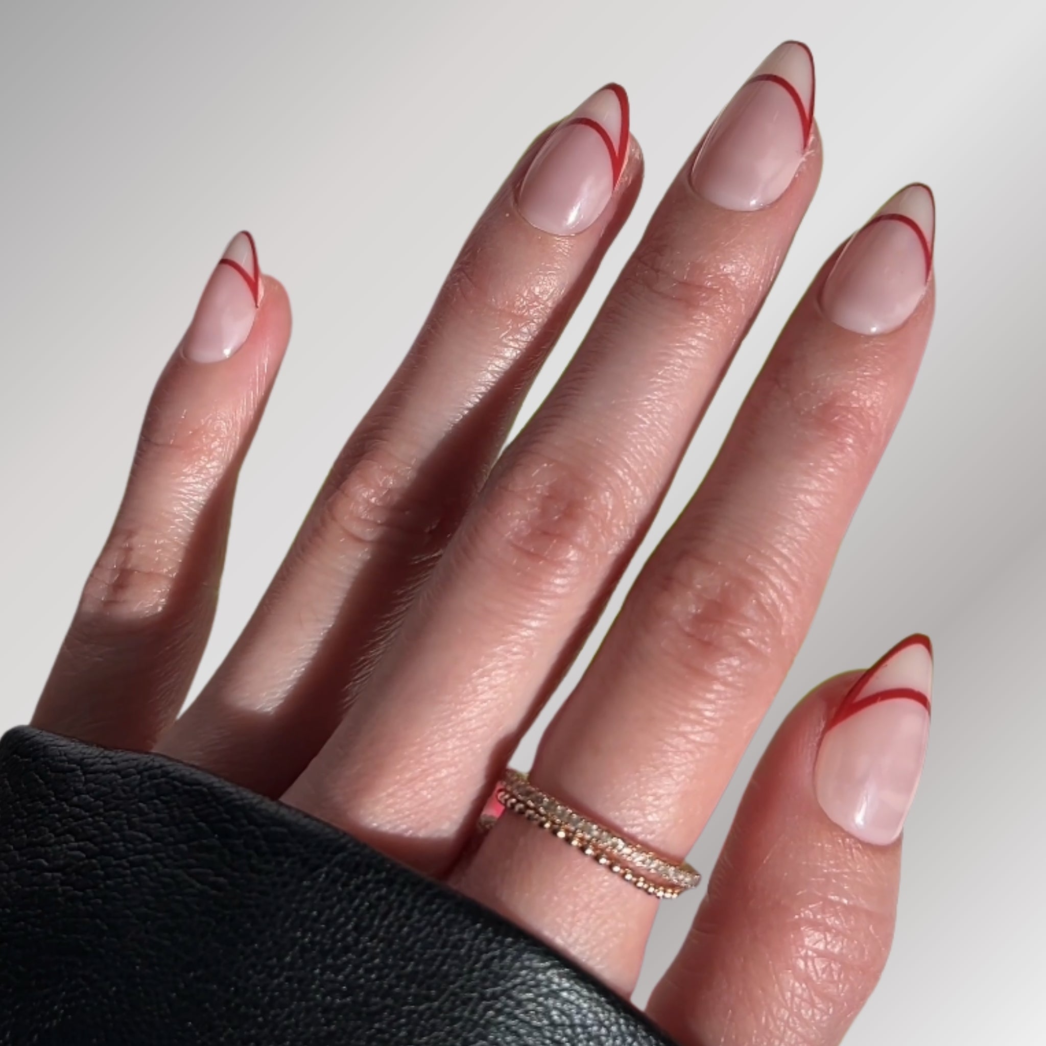 paintlab-red-outline-short-almond-press-on-nails-minimalist-art-design image 4