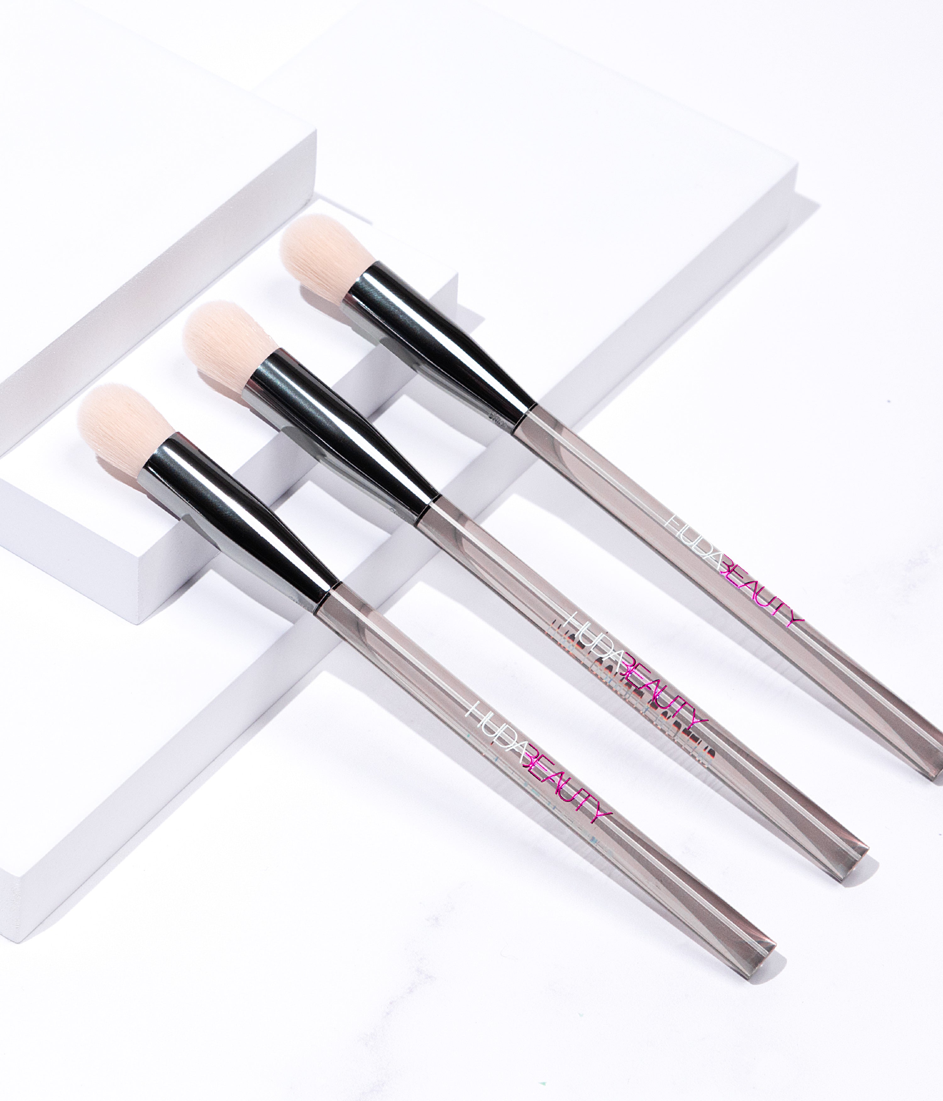 huda-beauty-conceal-blend-complexion-brush image 2