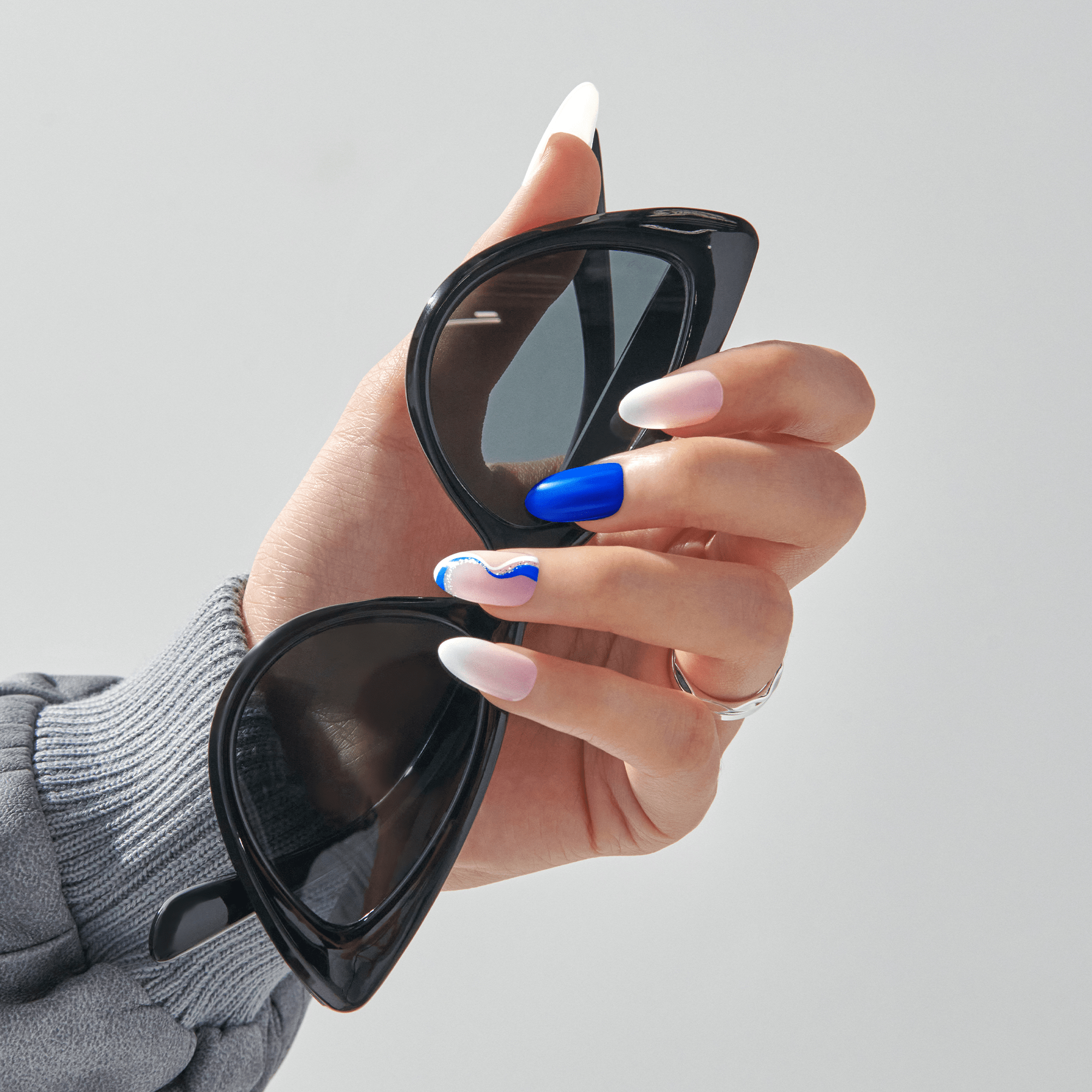 impress-design-no-glue-fake-press-on-nails-free-soul-blue-white-medium-almond-30 image 2
